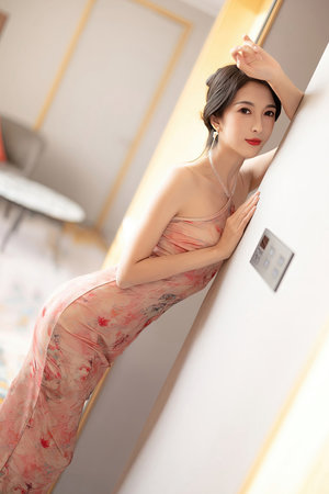 超级跑车雨中停车